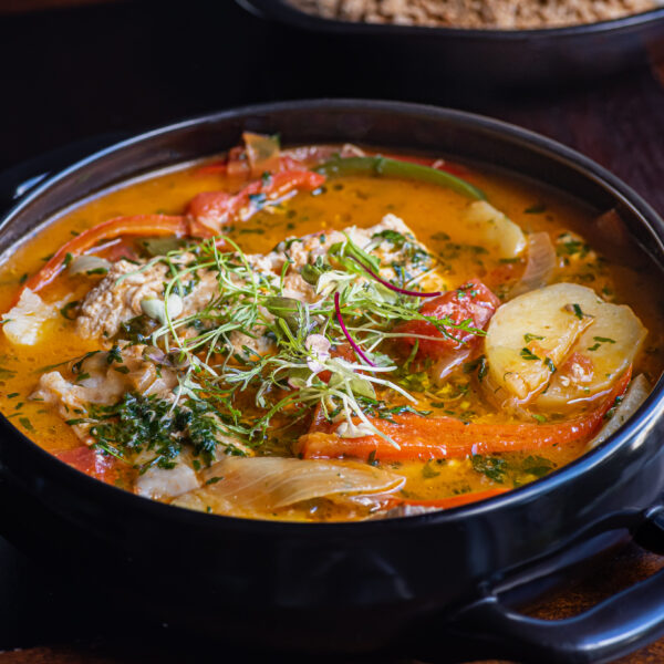 moqueca de peixe, camarões com arroz basmati e farofa de castanhas brasileiras