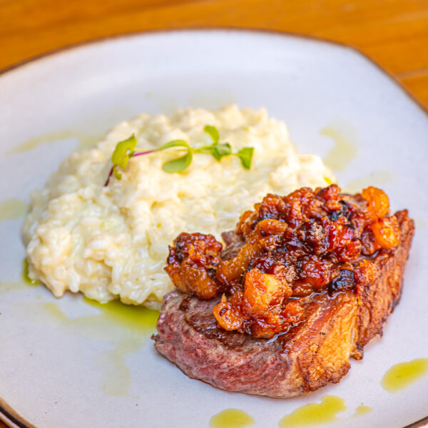 bife de chorizo grelhado com compota de bacon e damasco e risoto de queijo colonial