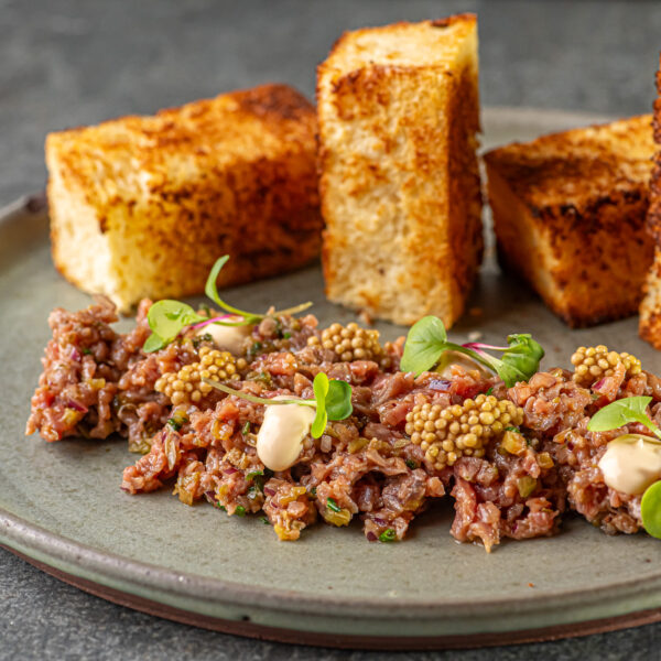 steak tartar com picles de pepino e mostarda com pão brioche da casa tostado