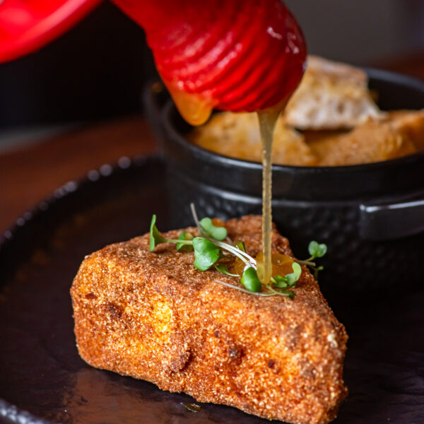 queijo brie empanado com mel e focaccia tostada