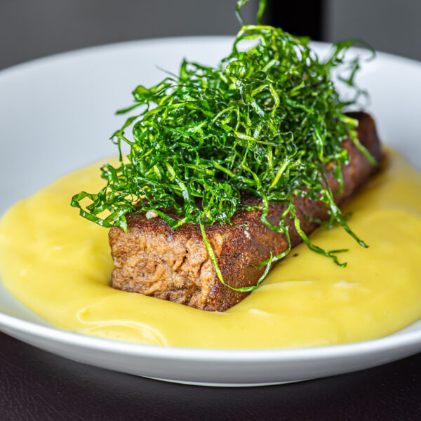 costela assada prensada com aligot de batata baroa e couve crispy