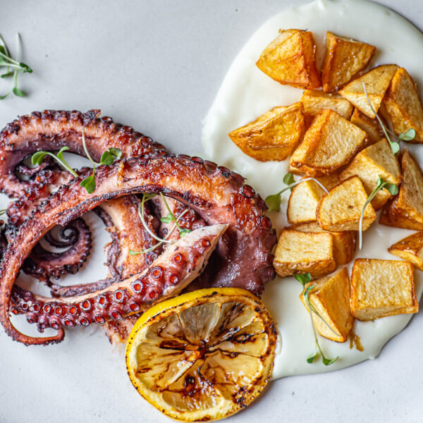 polvo grelhado, batata tostada e creme de limão de siciliano