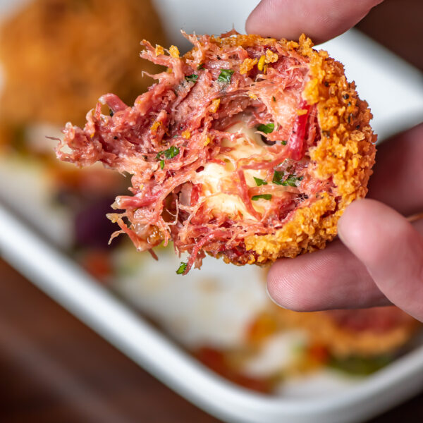 bolinho de carne seca com queijo mozzarella e vinagrete