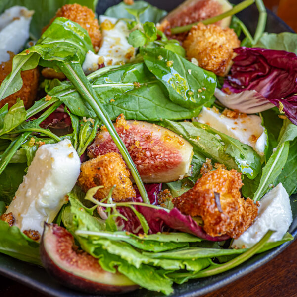 salada de folhas com figo fresco com migas de brioche e mozarella de búfala