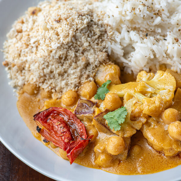 curry de vegetais cozidos em leite de coco e molho de curry com arroz de jasmim e farofa de castanhas (vegano) 🌱