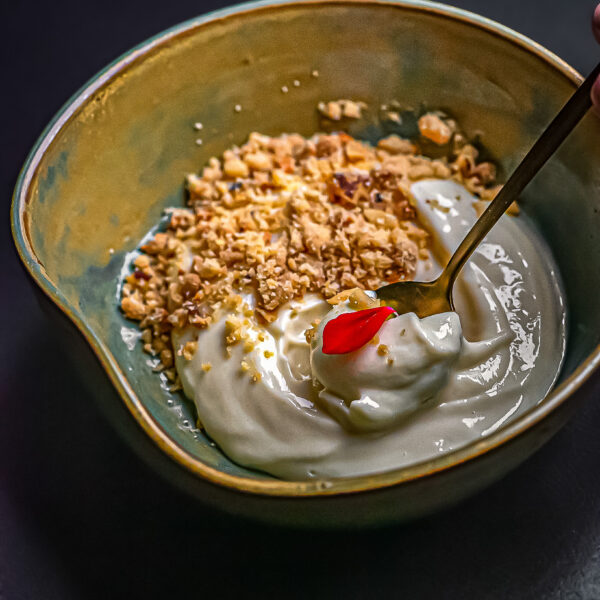 mousse de cupuaçu e farofa de castanhas brasileiras