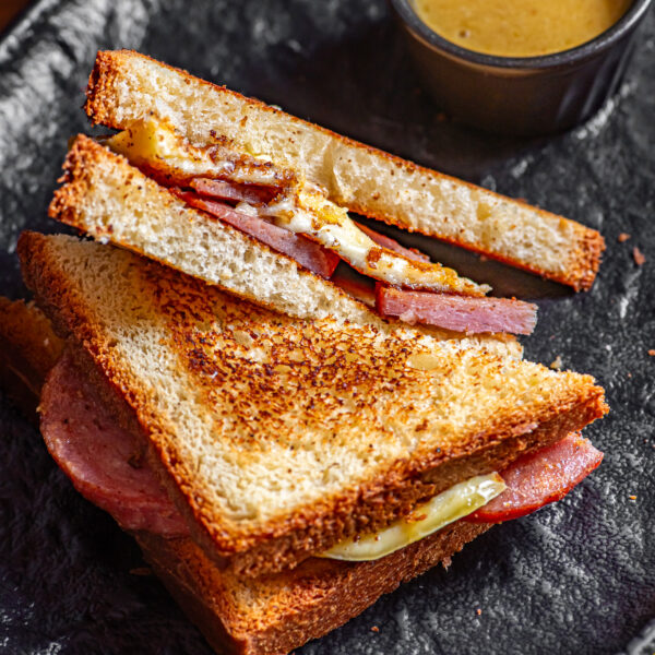 misto quente da colônia com queijo colonial, mussarela, salame cracóvia e hollandaise de mostarda escura