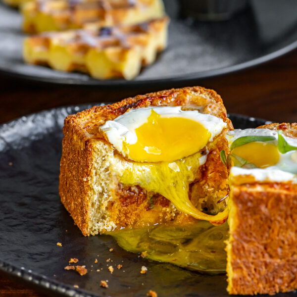 brioche recheado de linguiça blumenau com queijo e ovo com gema mole