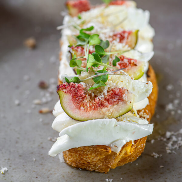 tostada de figo e mozzarella de búfala em focaccia, com creme de ricota, castanhas trituradas e mel