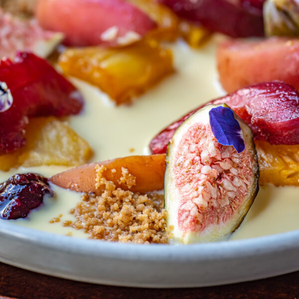 salada de frutas tostadas com creme de baunilha do cerrado