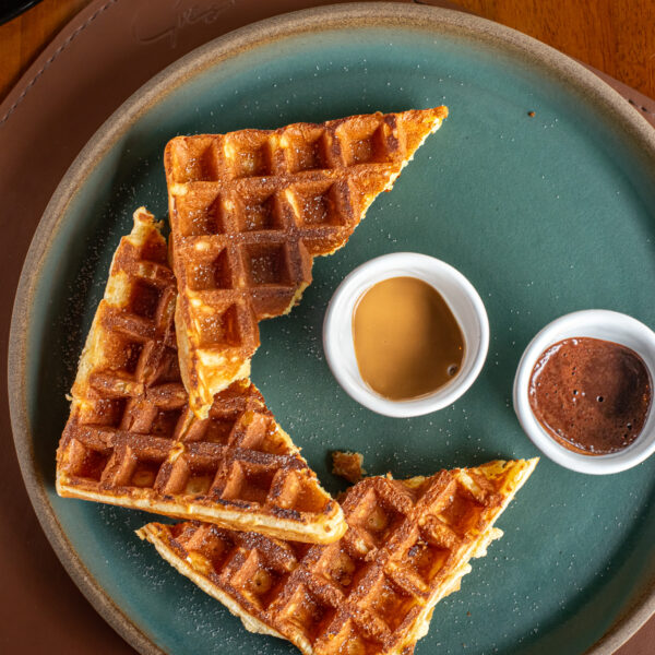 waffles com caldas de chocolate e doce de leite