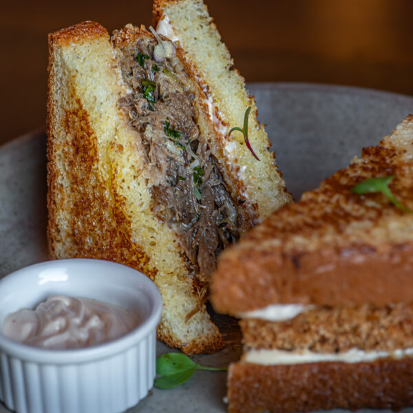 katsu sando de costela desfiada (sanduíche de origem japonesa) em pão brioche com maionese picante de sriracha