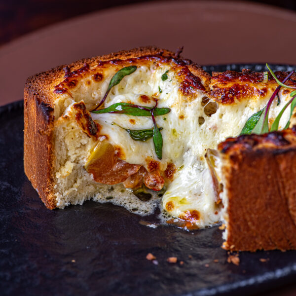 brioche recheado com mussarela de búfala com tomates desidratados e creme de queijo