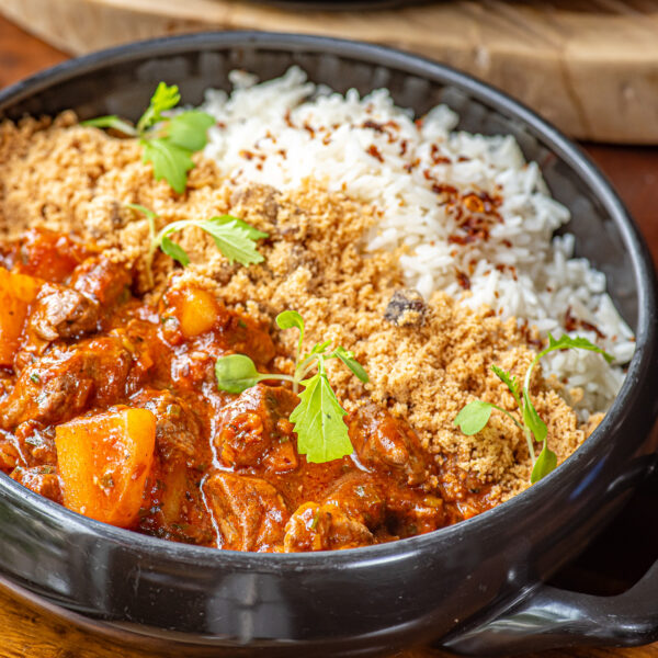 carne de panela com arroz de alho crocante e farofa de bacon